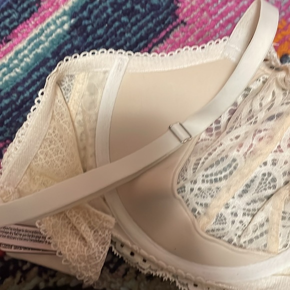 GENTLY WORN VICTORIA’S SECRET LACE BRA SZ 36DDD - Picture 9 of 9